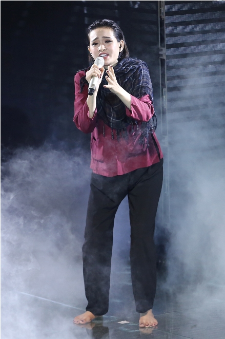 Chung kết The Voice 2017: Hiền Hồ thoát khỏi mọi e ngại, hát tự tại ca khúc 'Đời' ảnh 1